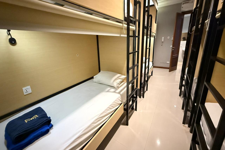 Female Dorm, Female Only, 12 People, Single