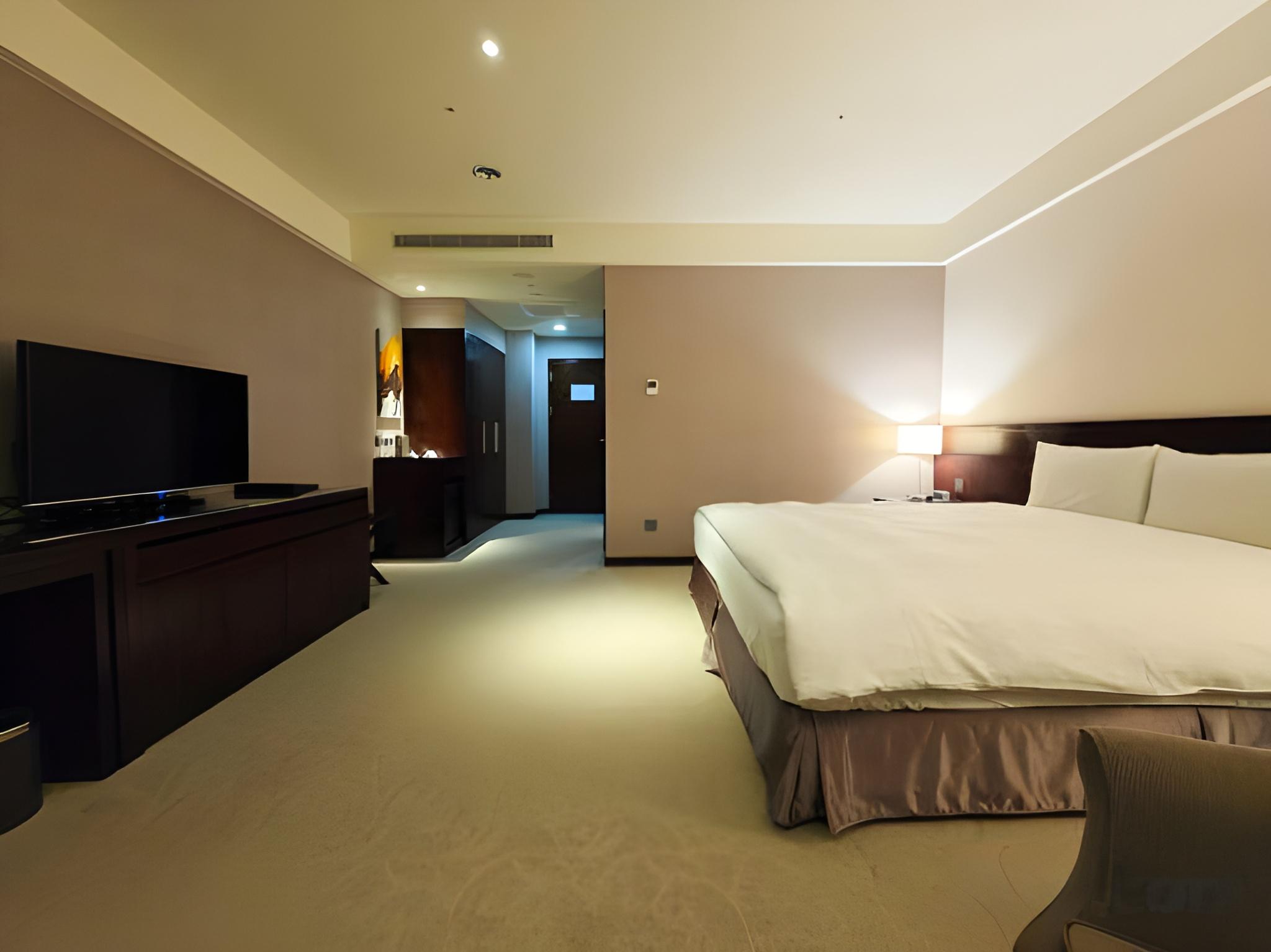 Room, Queen Bed, No Parking