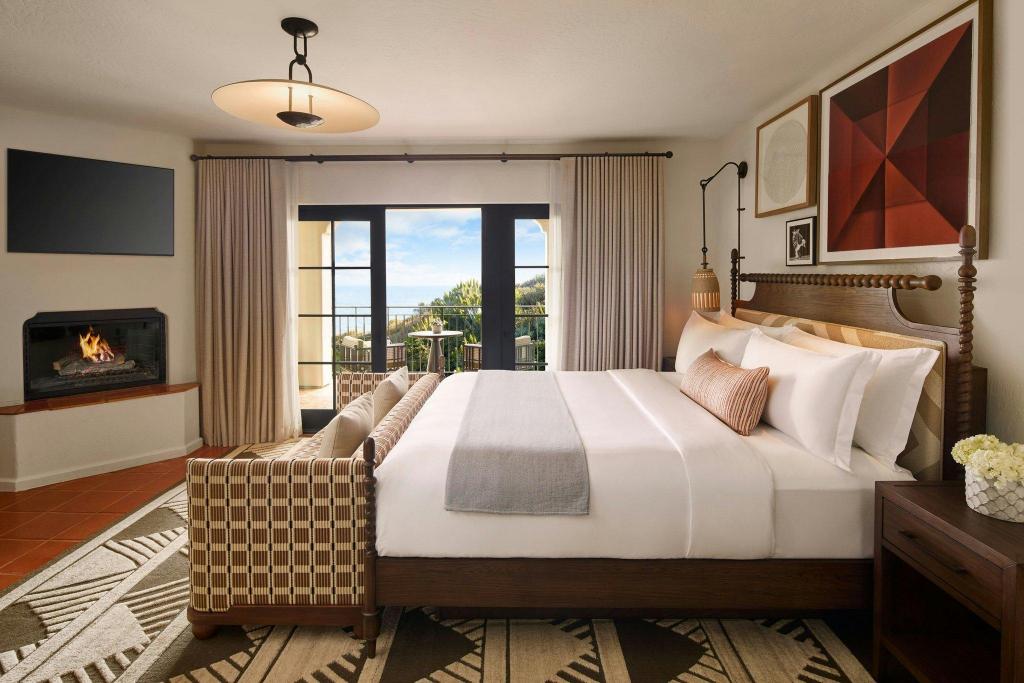 1 Bedroom, Fireside, Suite, King Bed, Coastline View, Club Lounge Access
