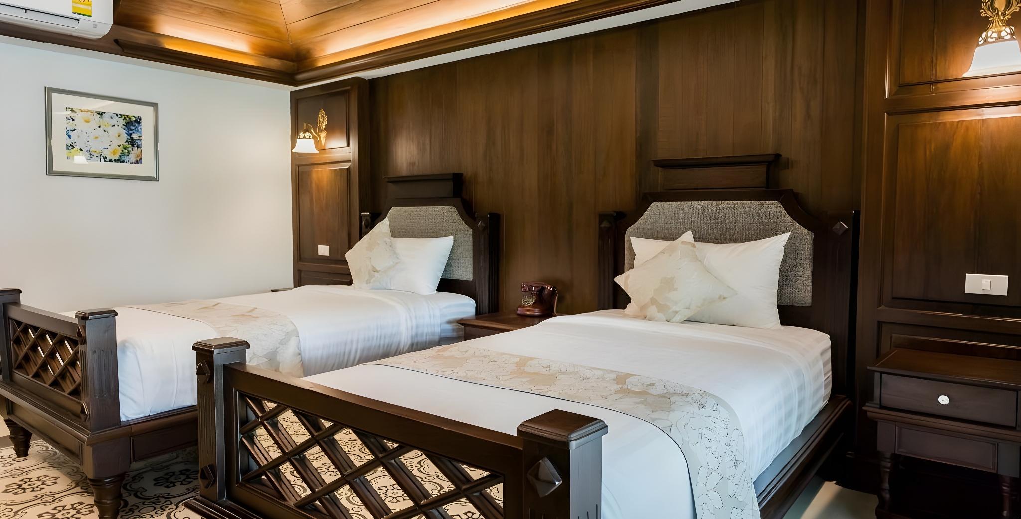 Deluxe, Twin Beds, Pool Side