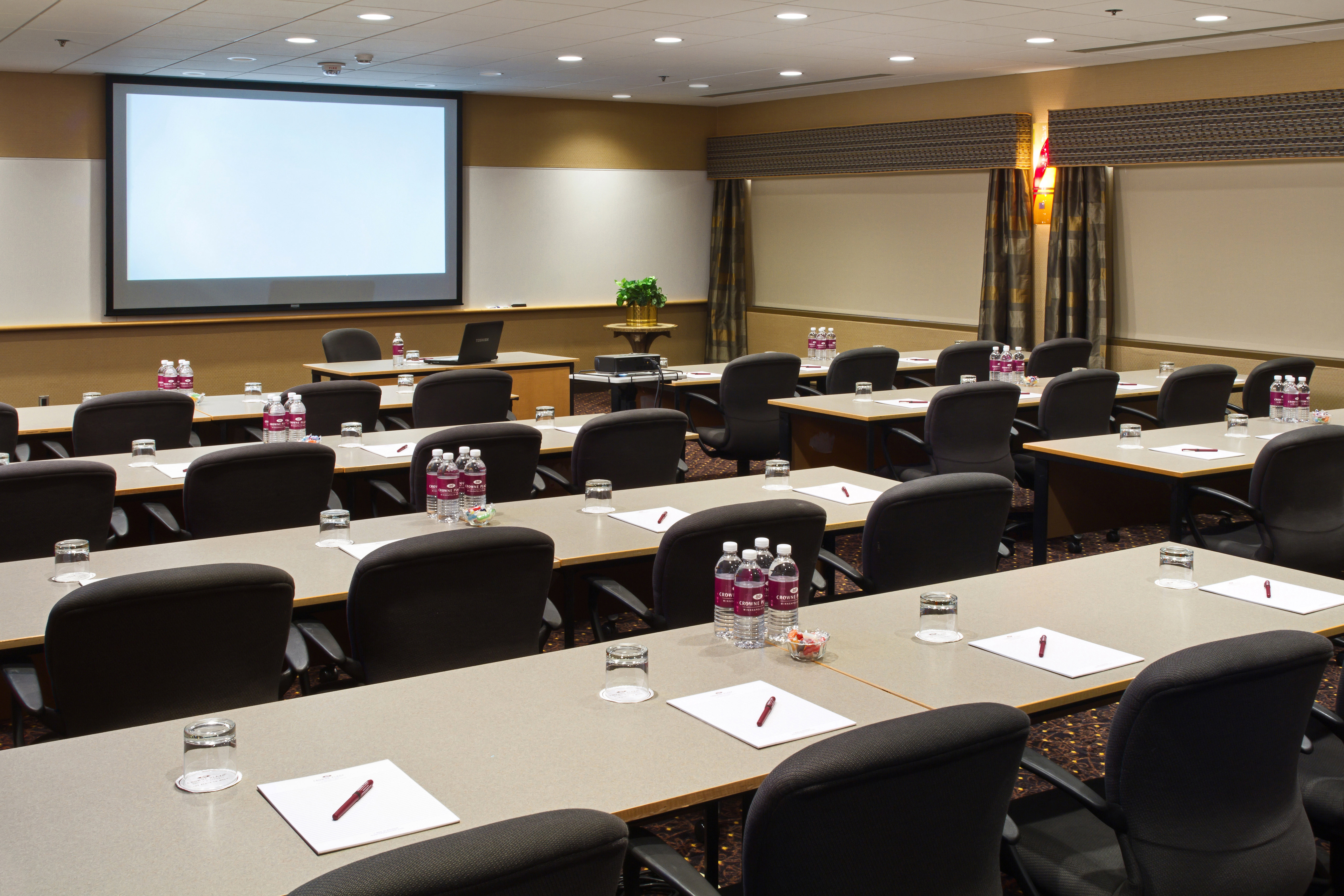Crowne Plaza Minneapolis West 46/60