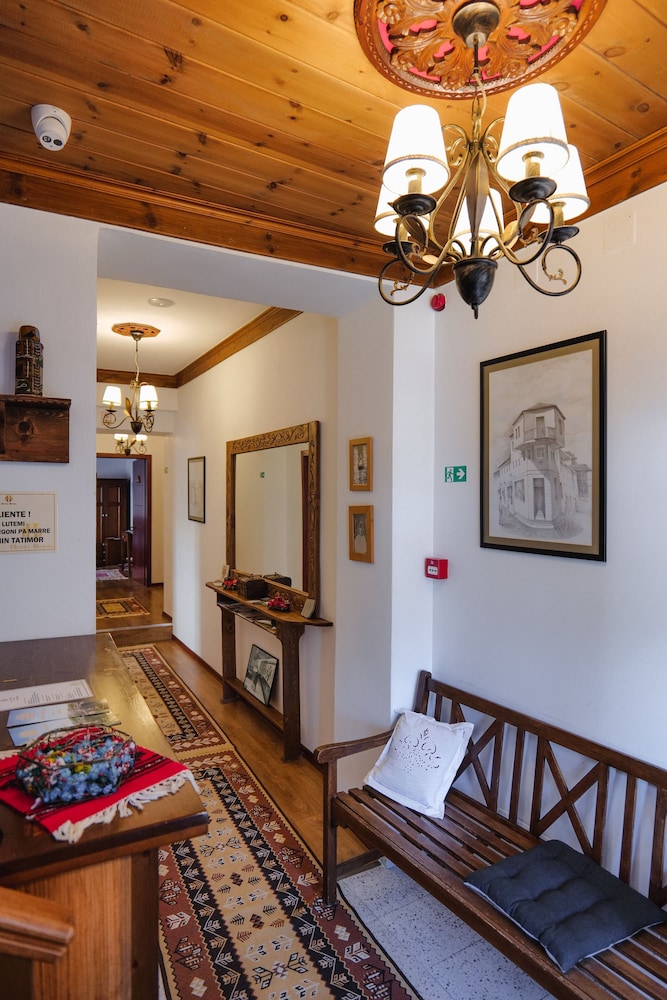 Bineri Hotel Gjirakastra 44/52