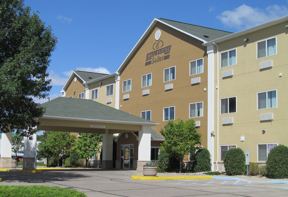 Expressway Suites Bismarck 3/65