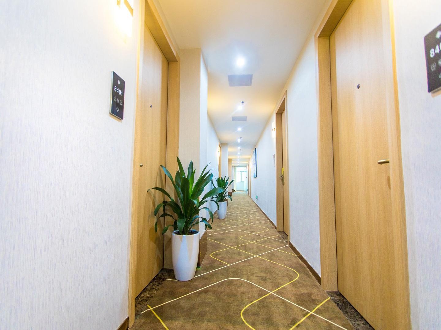 Chonpines Hotel (Shenzhen Gongming Honghuashan Metro Station) 24/31