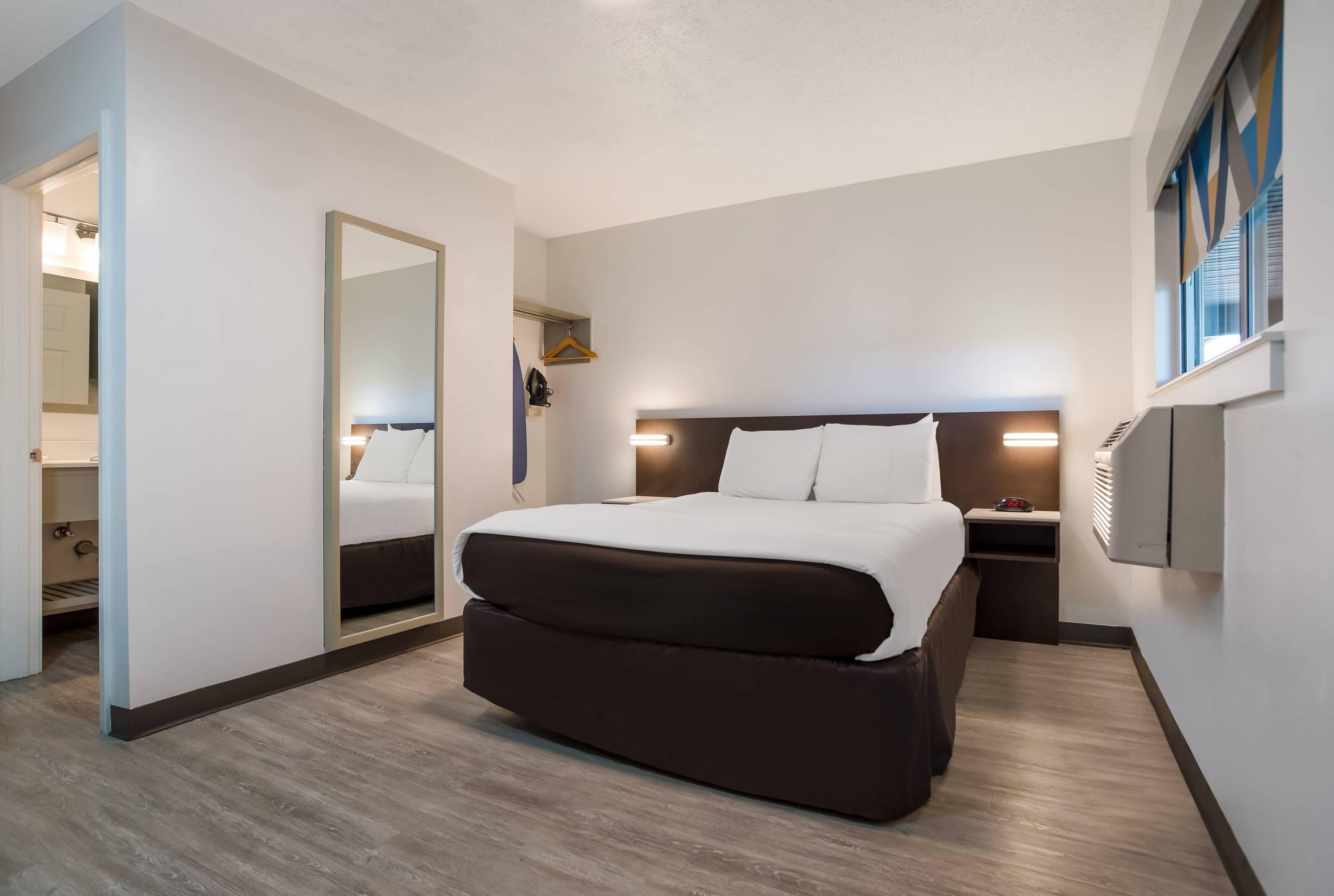 Efficiency, Queen Bed