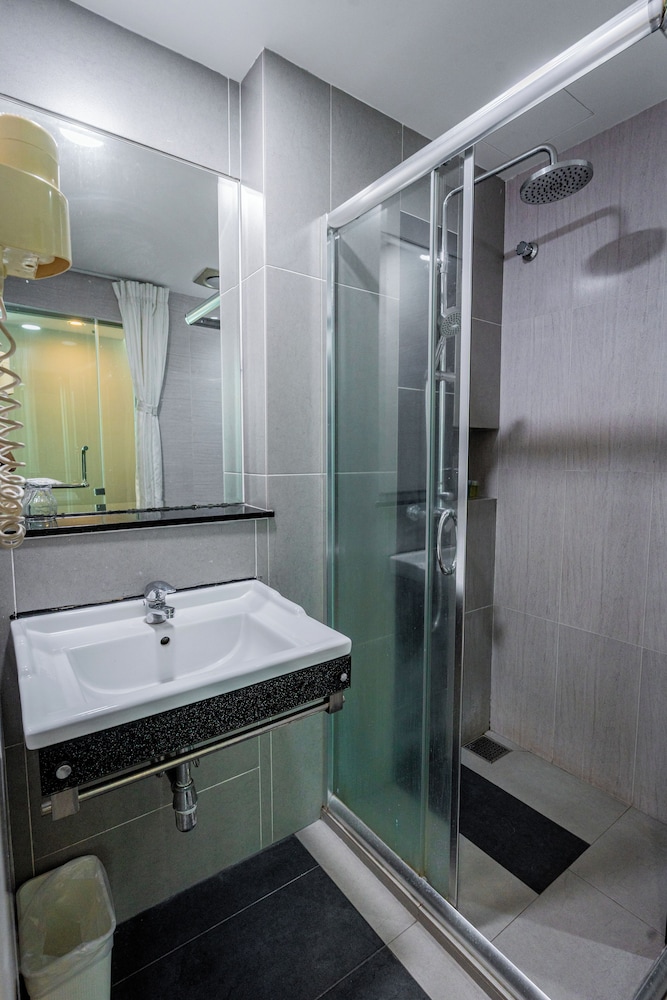 Indra Hotel 54/58