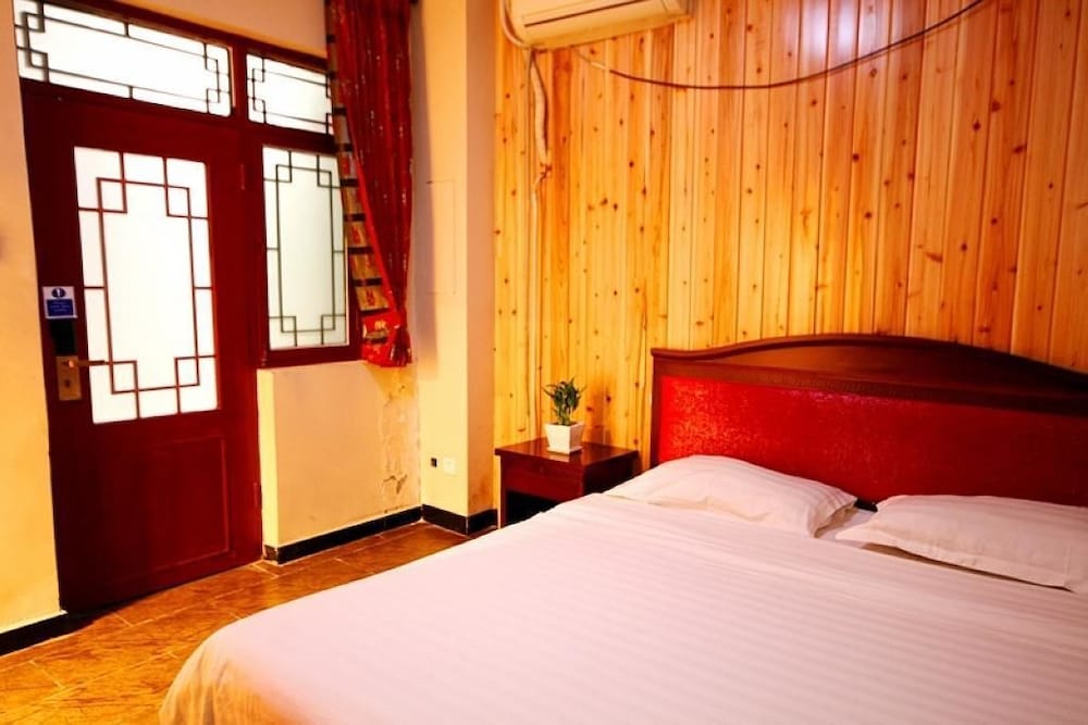 Leo Hostel 7/33