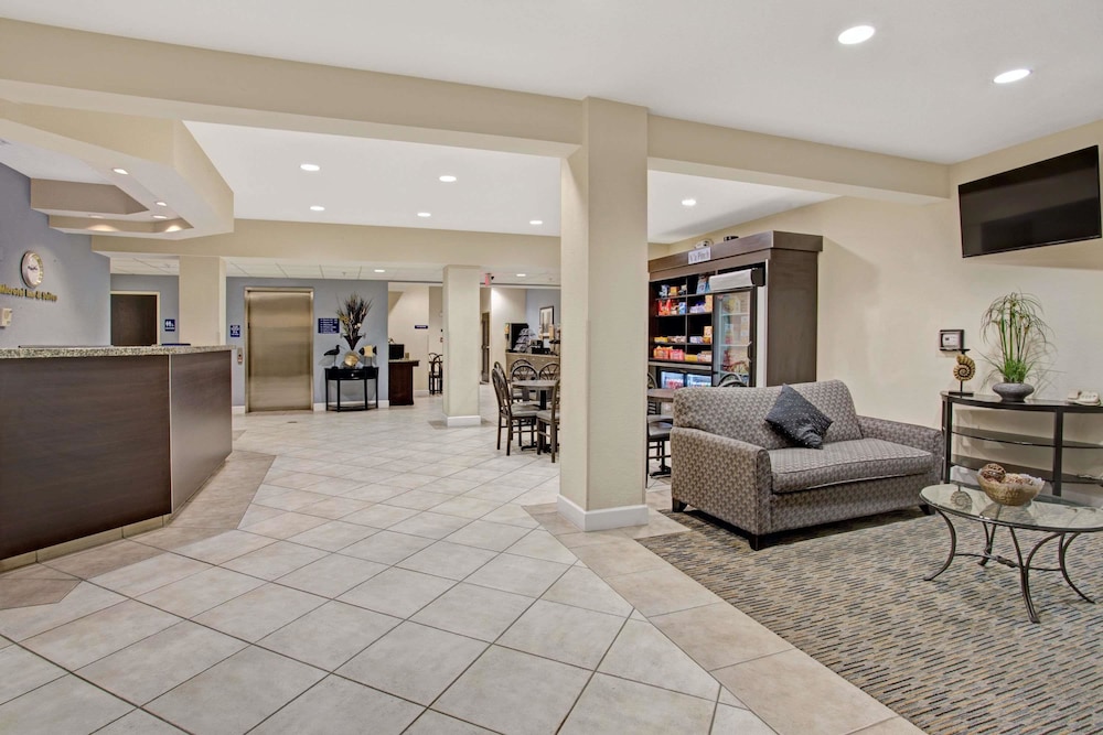 Microtel Inn and Suites by Wyndham Brooksville 34/53