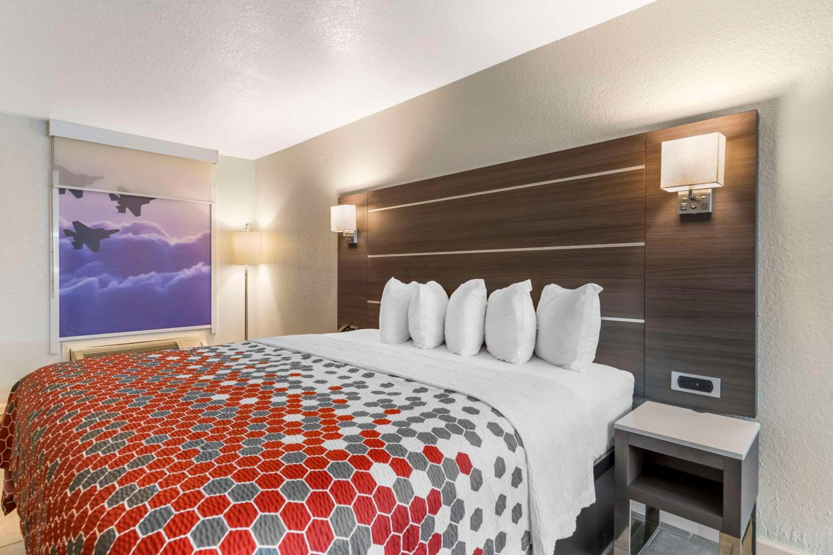 ROOM, KING BED