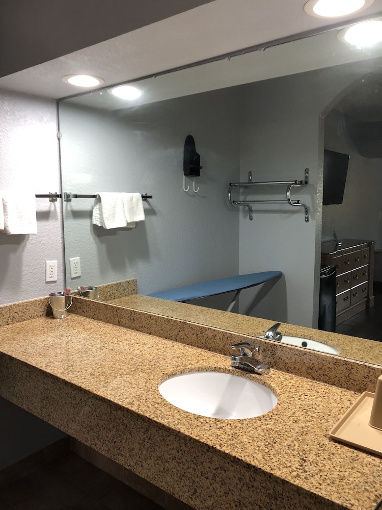 Symphony Inn and Suites 21/22