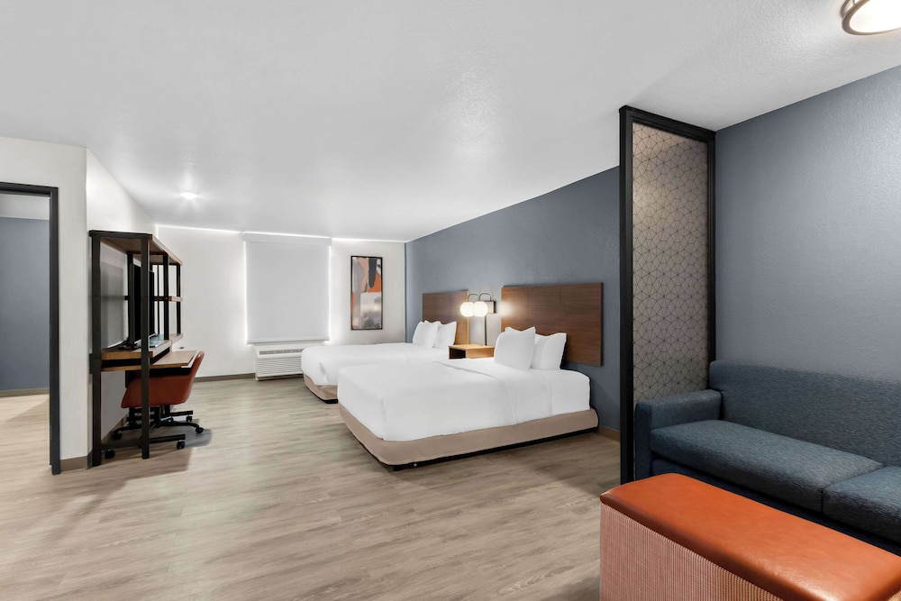 Everhome Suites Glendale Sports & Entertainment District 17/47