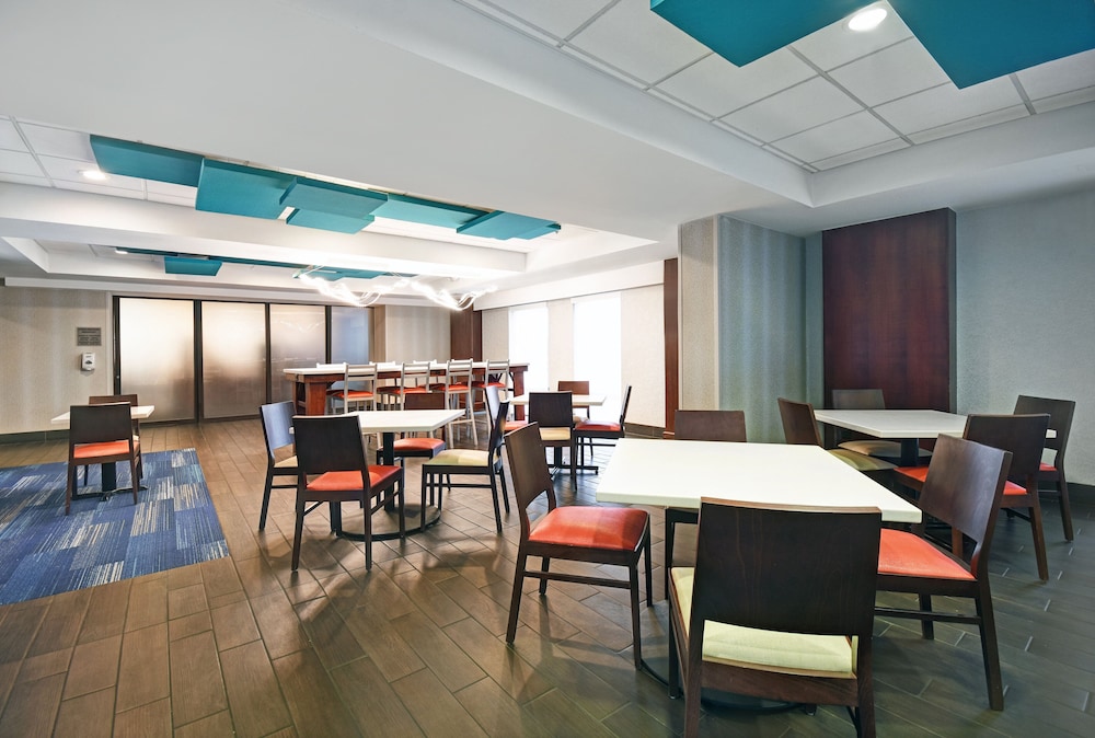 Holiday Inn Express and Suites Cincinnati Riverfront, an IHG Hotel 51/64