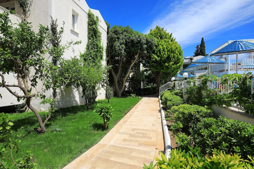 Summer Garden Suites And Beach Hotel 52/59