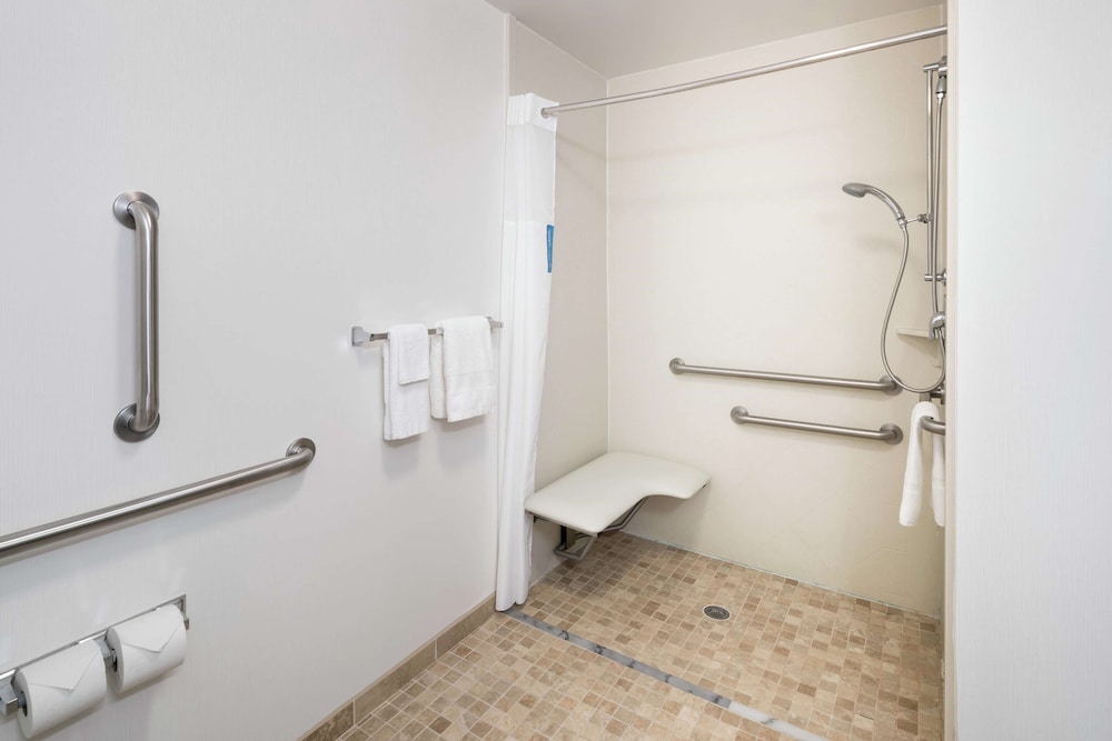 Hampton Inn And Suites Rochester North 16/42