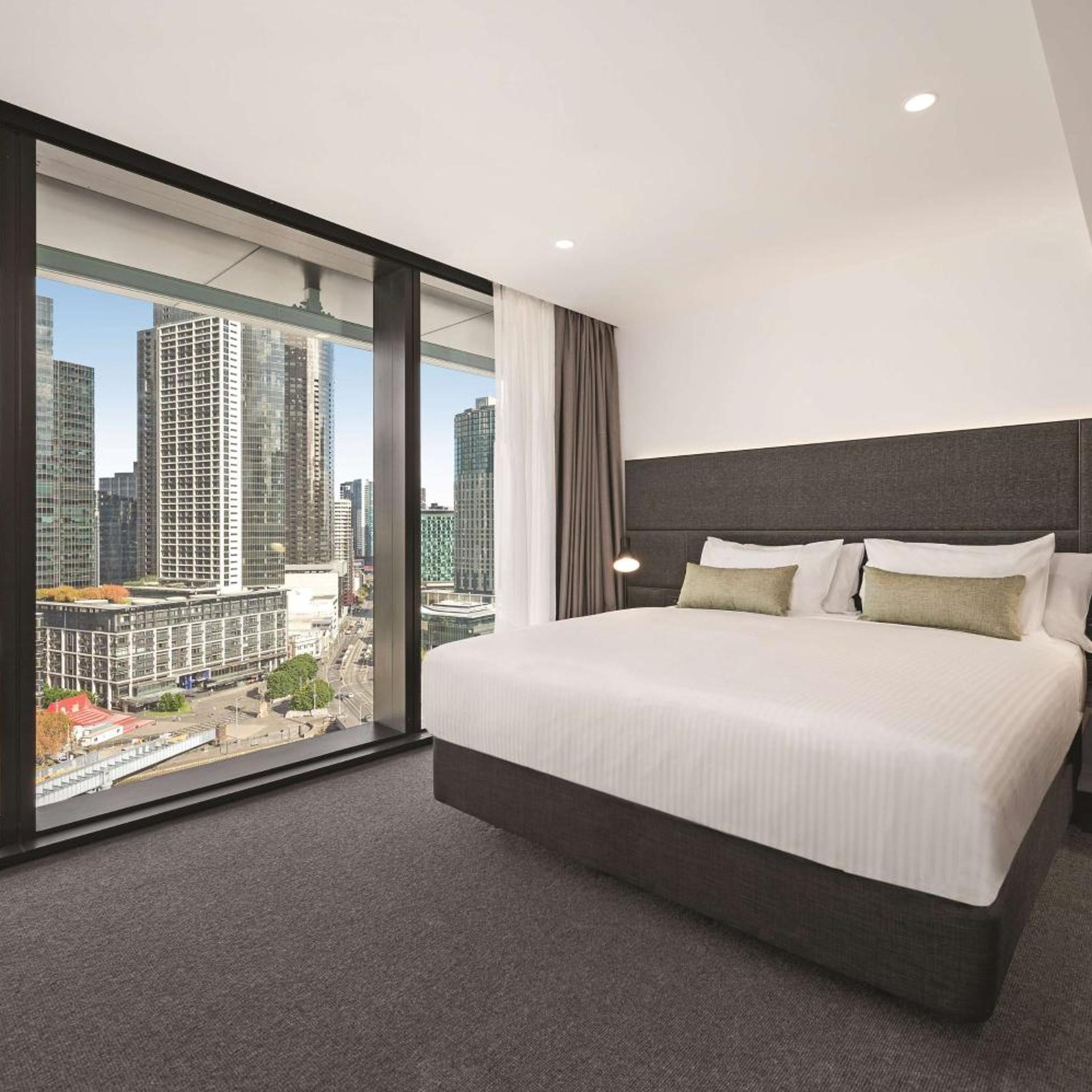 Room, Queen Bed, Yarra View