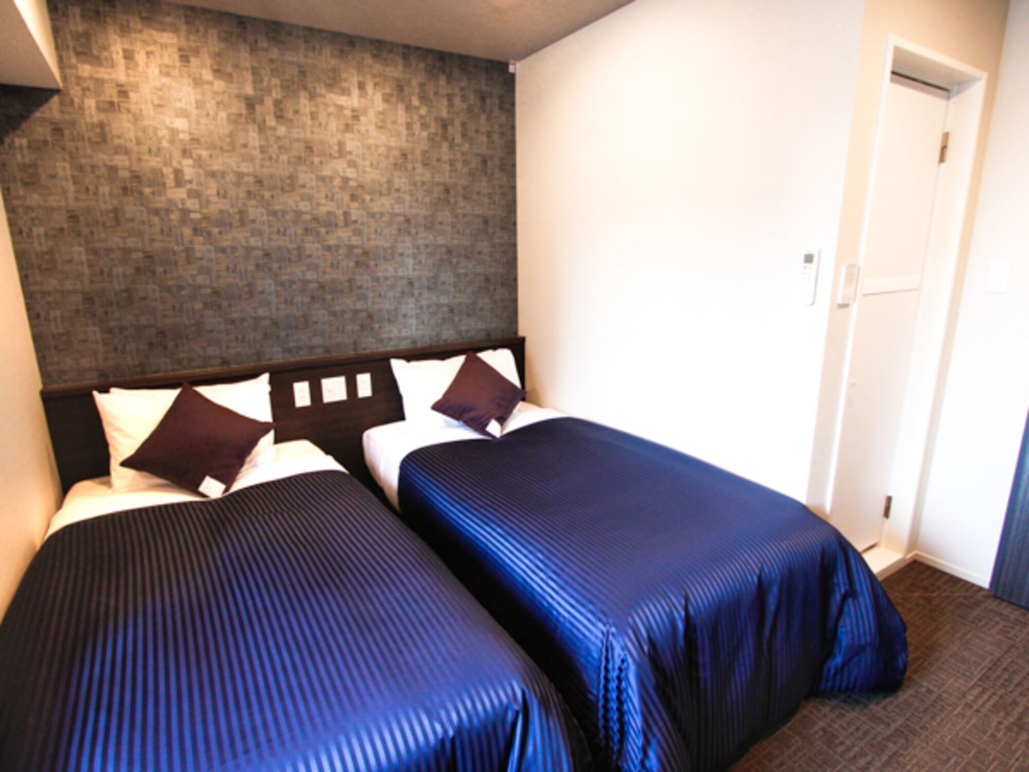 ROOM, TWIN BEDS, SMOKING