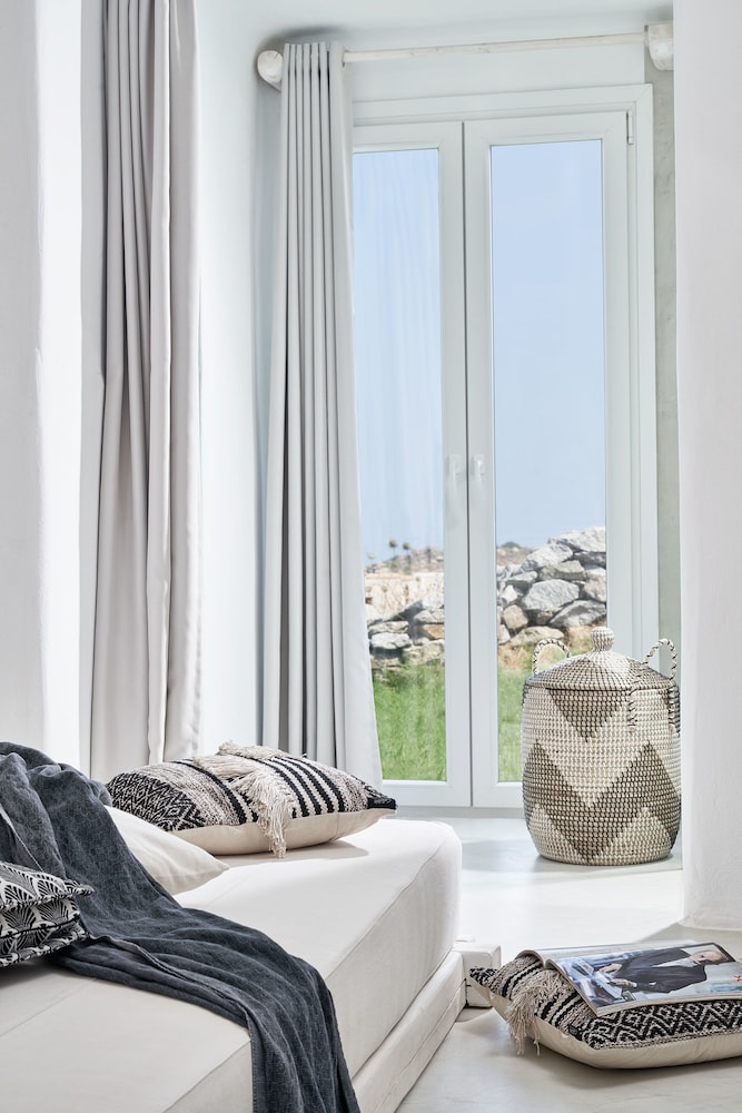 2 Bedrooms, Petite, Villa, King Bed, Sea View, Outdoor Jetted Tub, Private Pool، Naxian Utopia 2/2