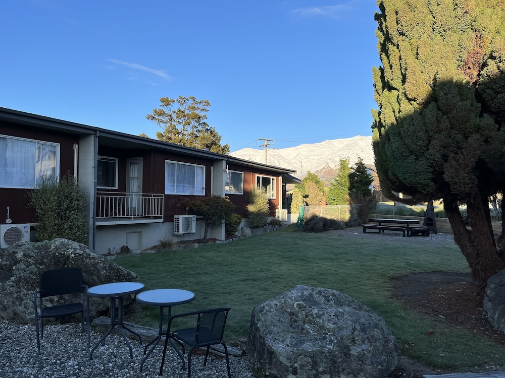 Manuka Crescent Motel 54/63