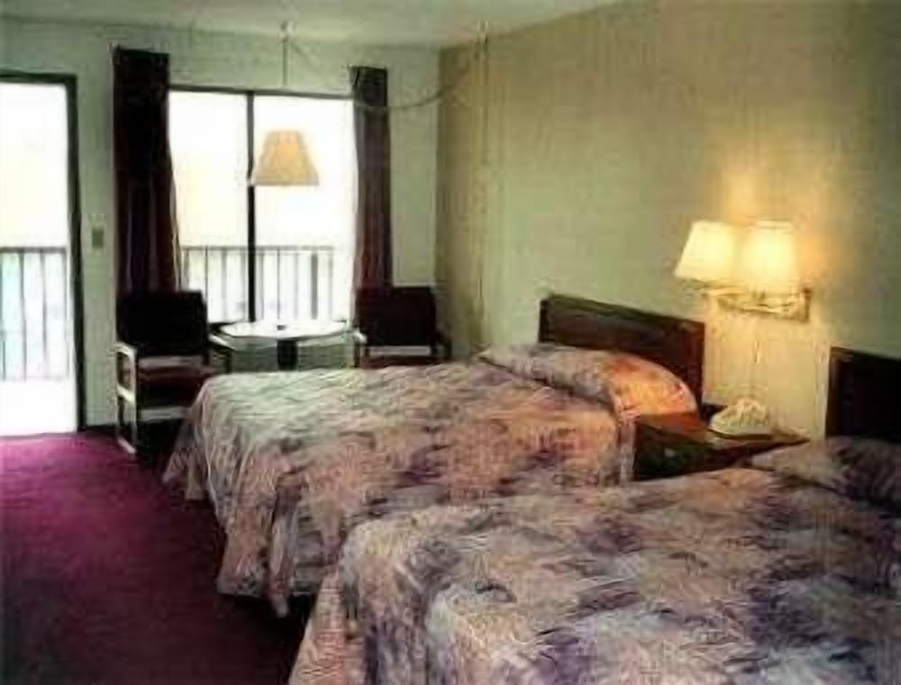 room, 2 queen beds, smoking