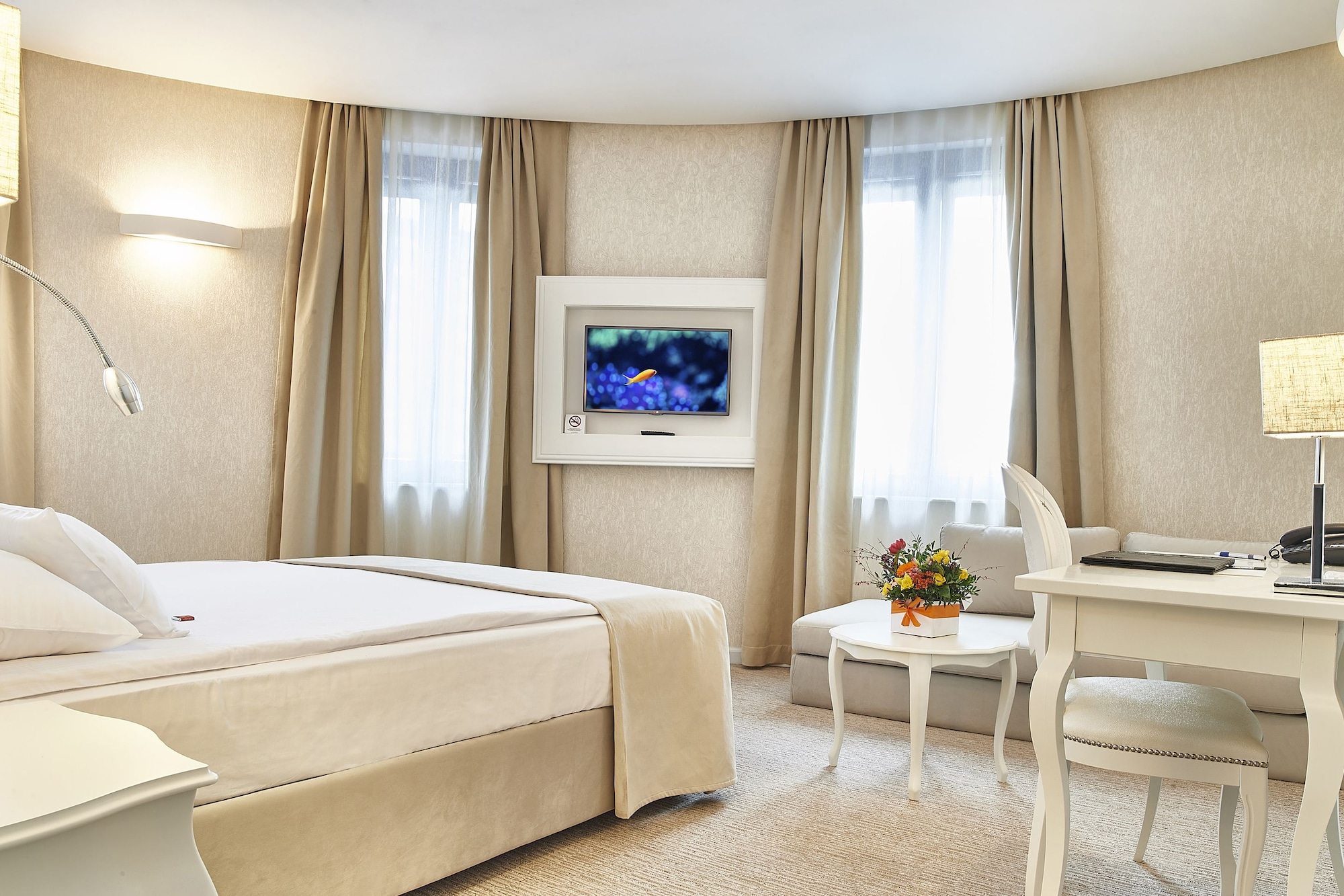 Deluxe, Queen Bed, Mountain View, Sofa