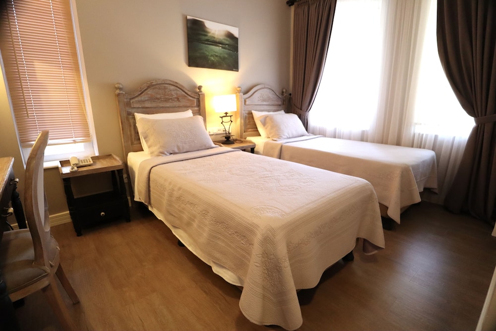 STANDARD, DOUBLE OR TWIN BED, CITY VIEW