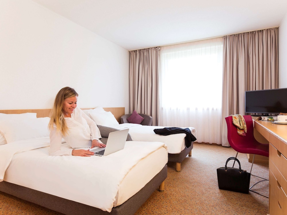 غرفة قياسية بسرير كوين مع أريكة، Novotel Dusseldorf City West 6/8