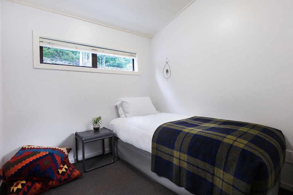 Sherwood Queenstown 9/69