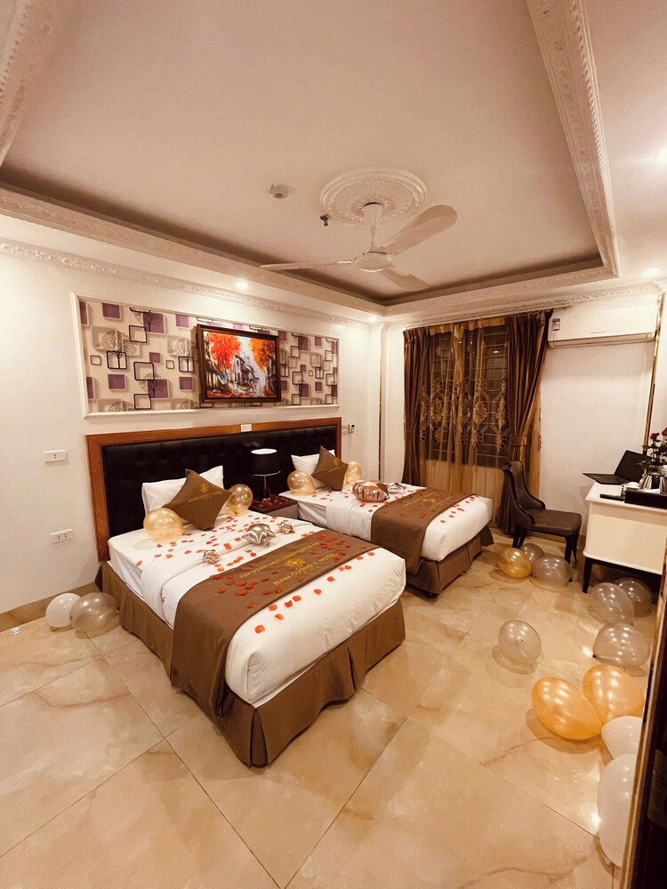 DELUXE, DOUBLE OR TWIN BED, CITY VIEW