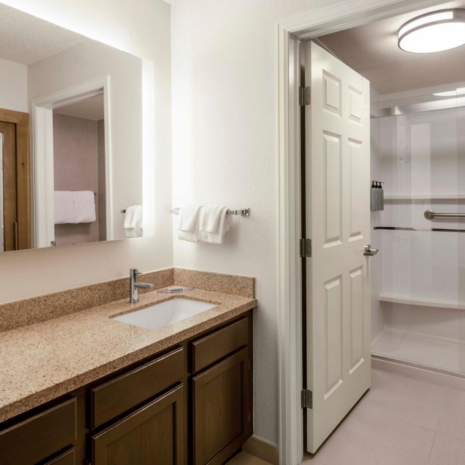 استوديو بسرير كينج مع أريكة بحوض استحمام لذوي الإعاقة، Residence Inn Denver Southwest Lakewood 3/4