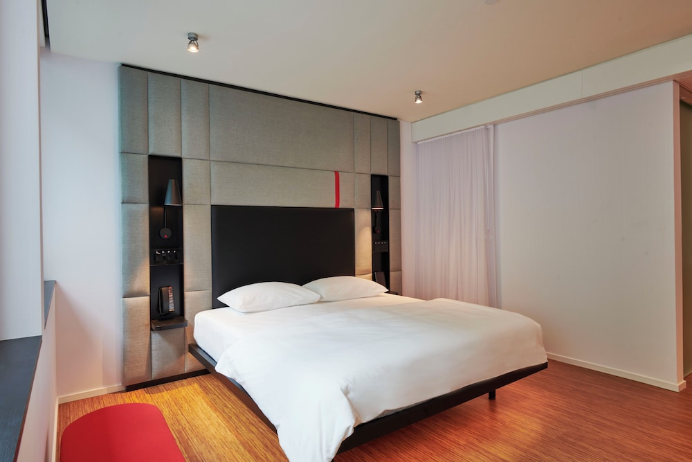 ROOM, KING BED, ACCESSIBLE