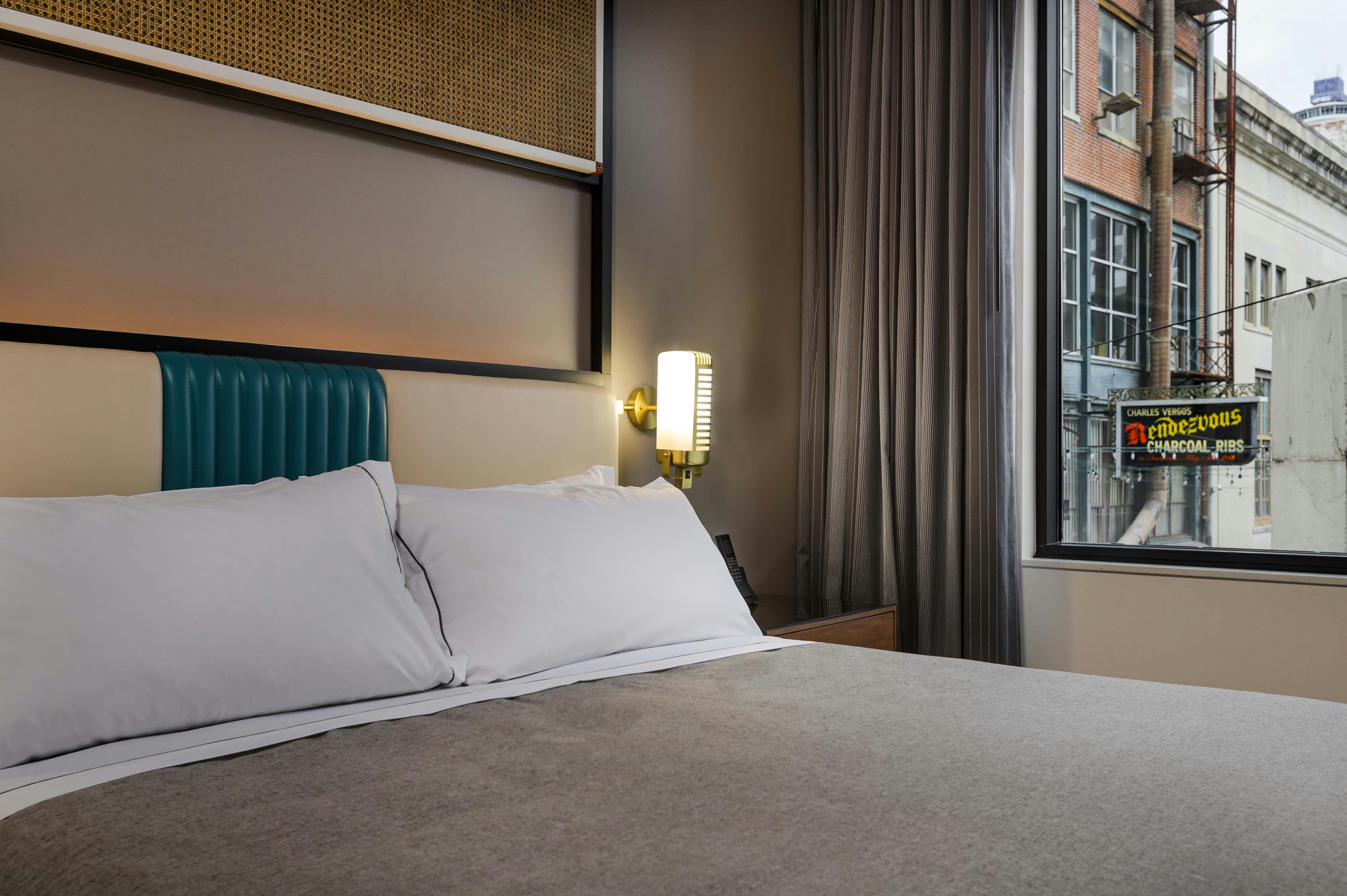 DELUXE, KING BED