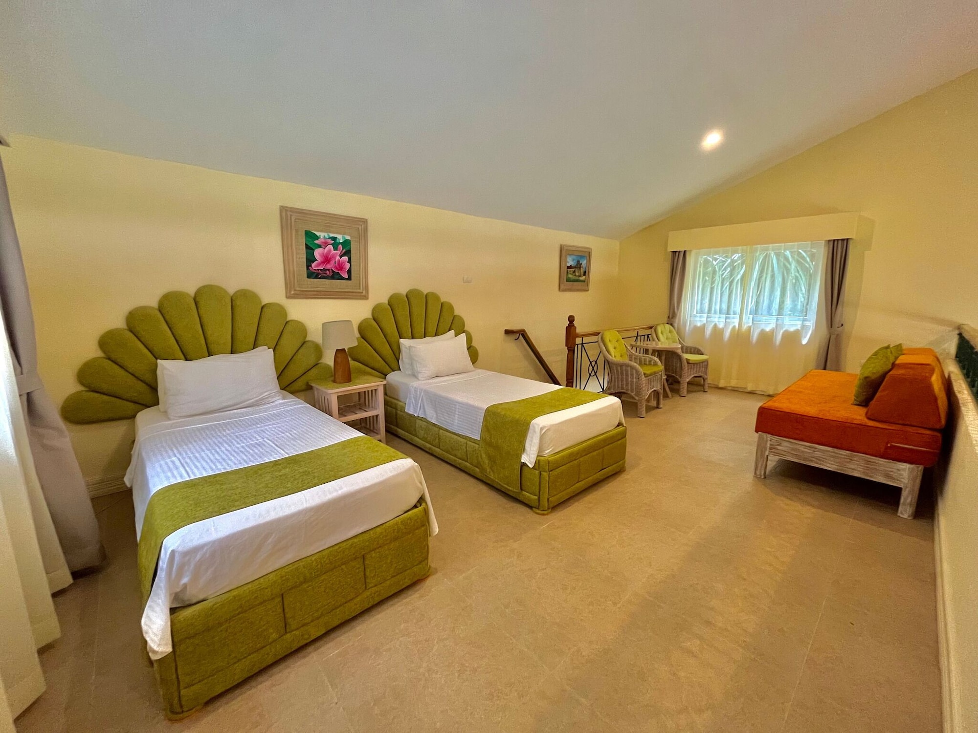 Seascape, 1 Queen and 1 Single Bed, 2 Sofa