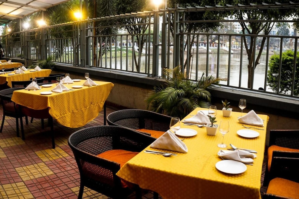 Le Lac Sarovar Portico 38/56