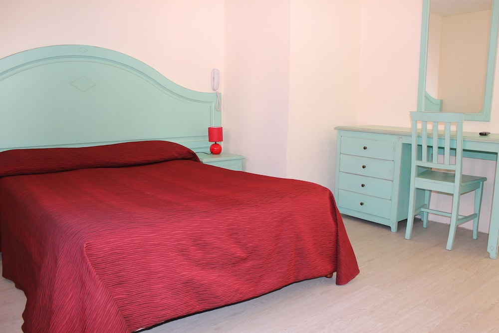 ROOM, SINGLE