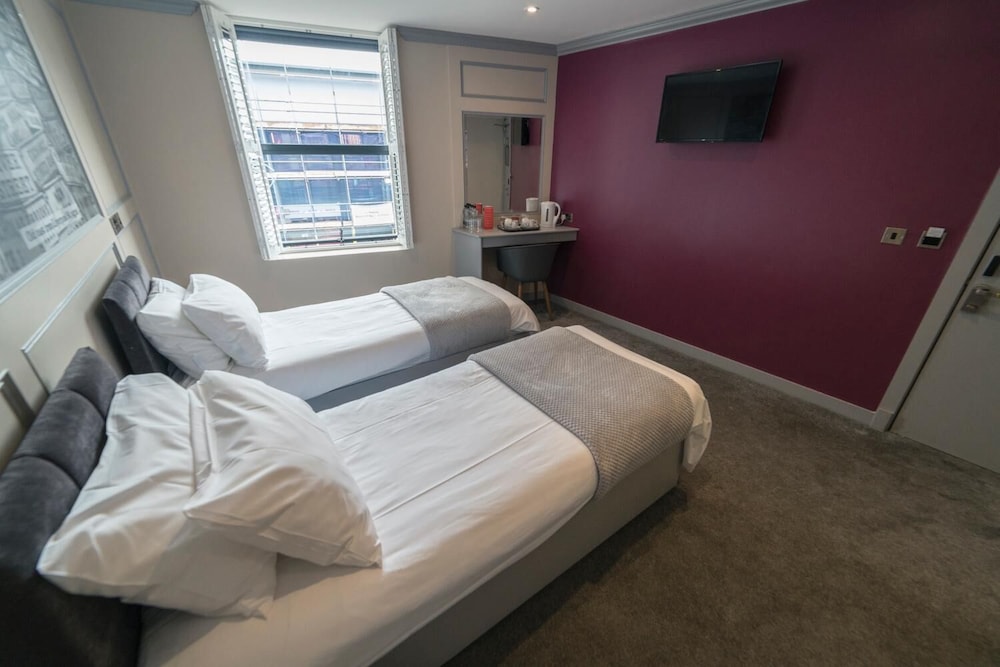 ROOM, QUADRUPLE