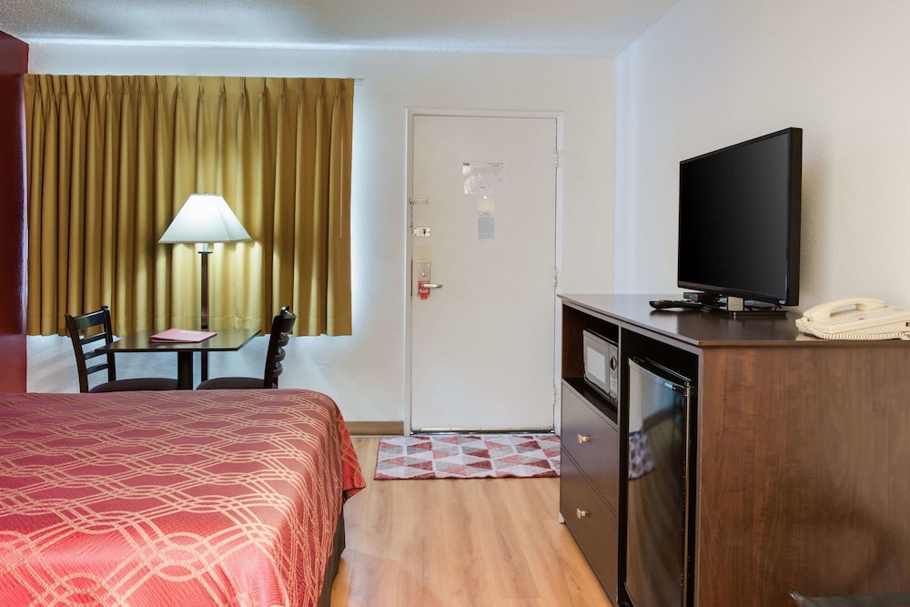 Bend Inn Suites Ex Econo Lodge 14/28