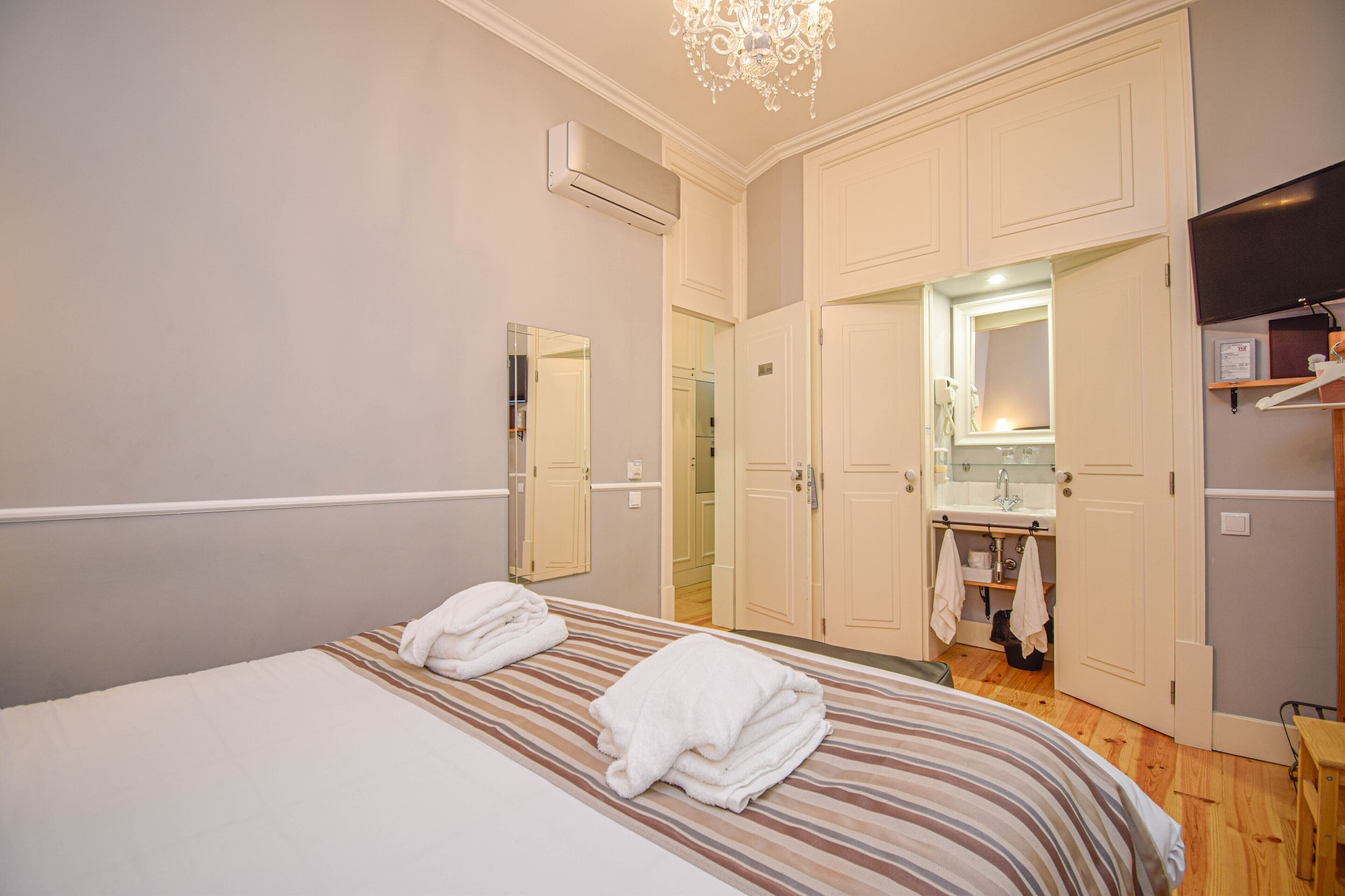 DELUXE, SUITE