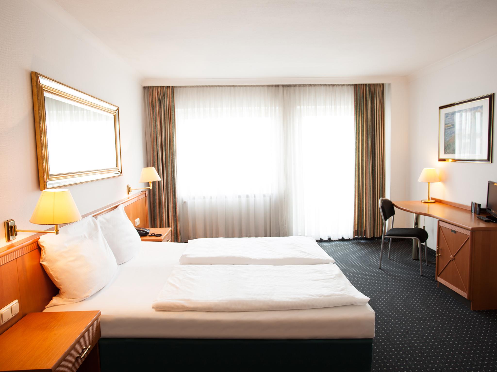 Room, Triple, 1 Queen and 1 Single Bed