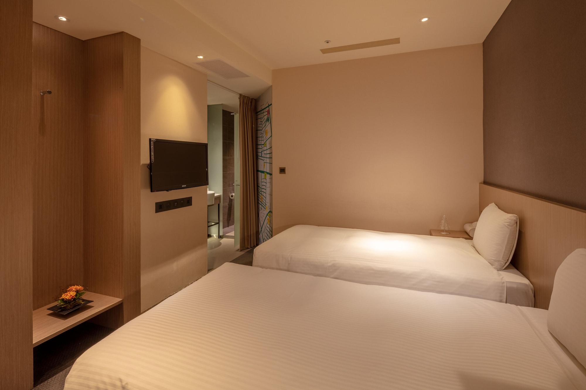 STANDARD, TWIN BEDS, NO WINDOW