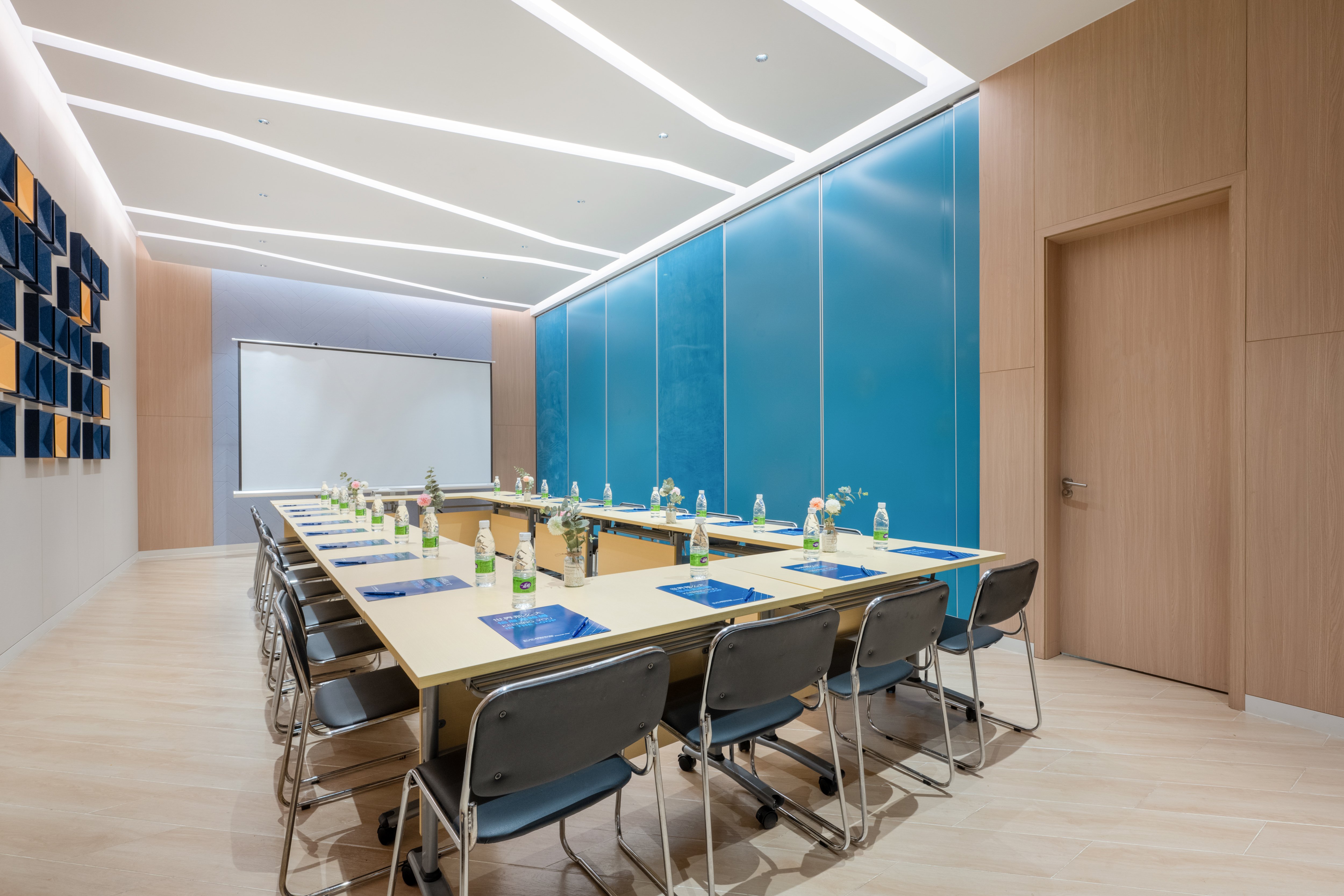 Holiday Inn Express Jiangmen Jianghai 64/79