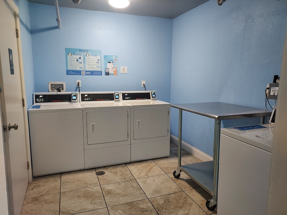 PELICAN POINTE SUITES 18/58