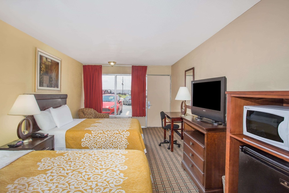 غرفة بسريرين مزدوجين يُسمح فيها بالحيوانات الأليفة للمدخنين، Days Inn By Wyndham Blytheville 3/4