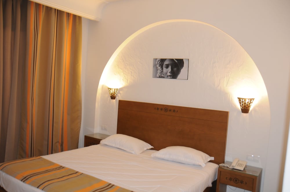 ROOM, SINGLE