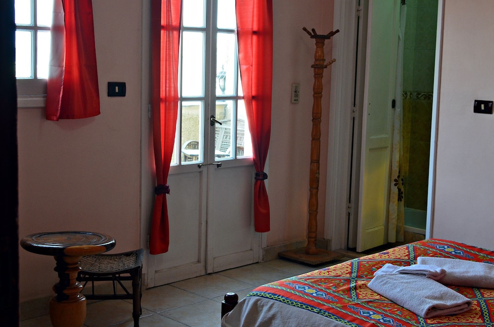 ROOM, DOUBLE BED