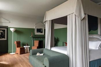 Manor, Cowley, Suite