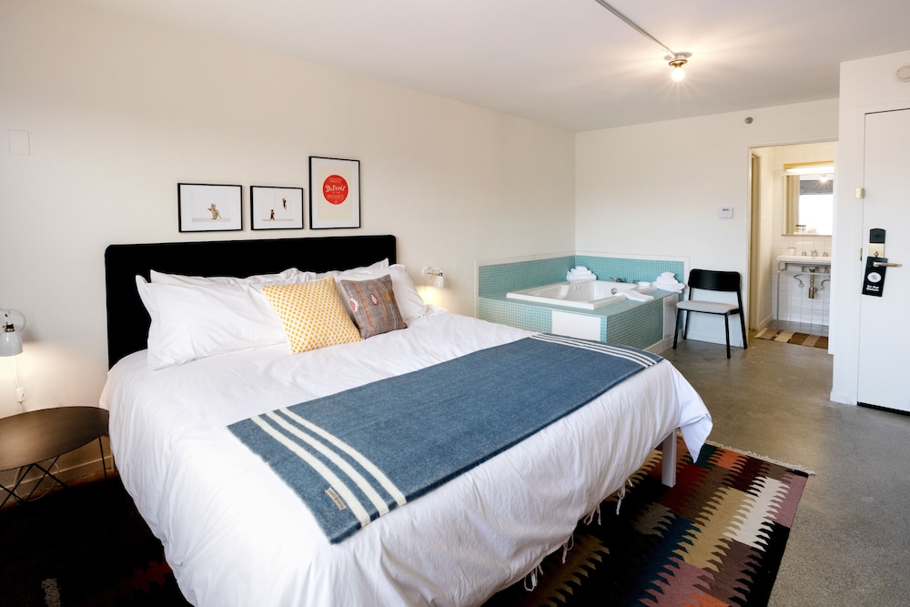 DELUXE, KING BED, JETTED TUB