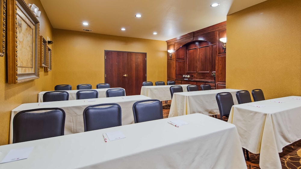 Best Western Plus Crown Colony Inn and Suites 43/59