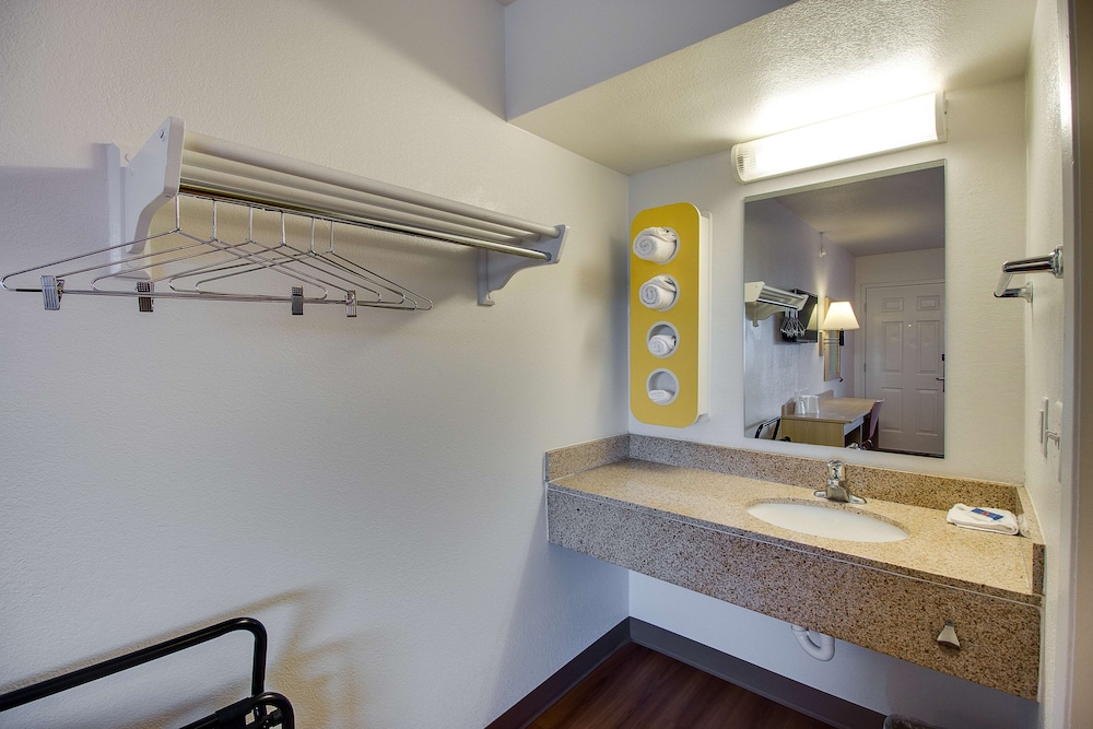 غرفة قياسية بسرير كوين، Motel6 Phoenix, AZ - East 6/8