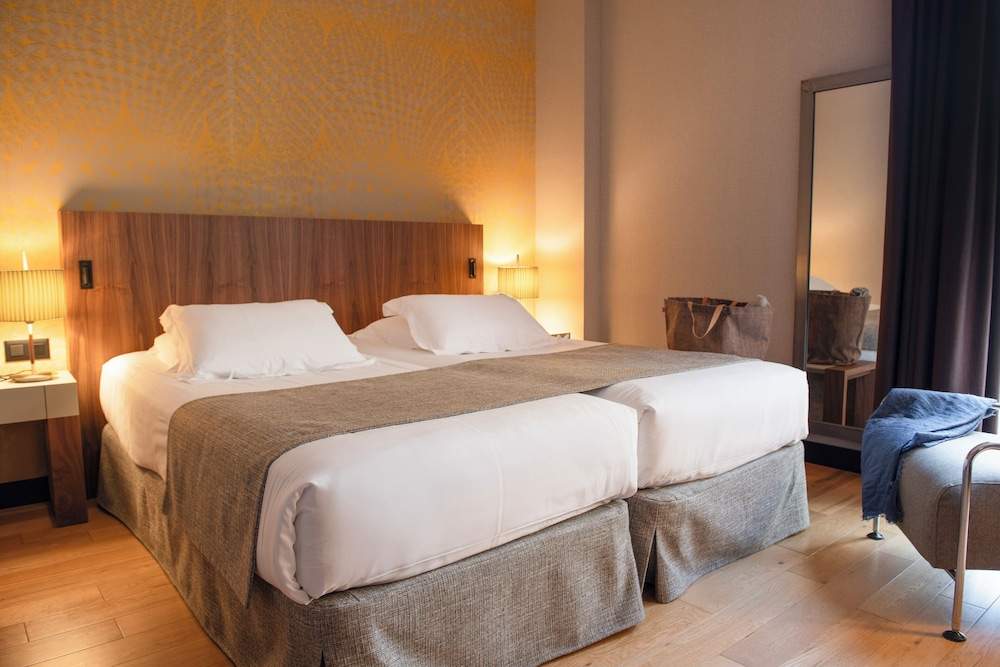 ROOM, TWIN BEDS