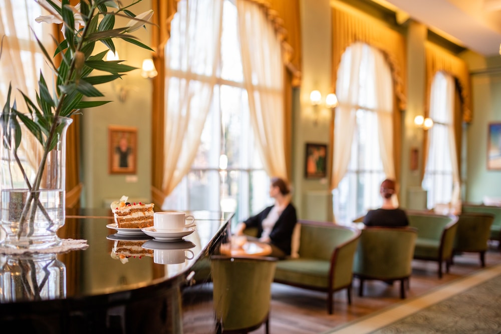 Victoria Hotel 38/49